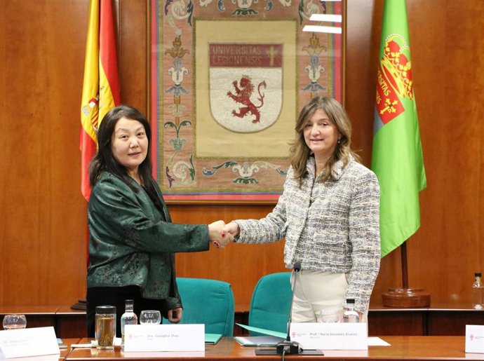 La rectora de la ULE, Nuria González (derecha) y  la decana de China Pharmaceutical University, Guanghui Zhao (izquierda), tras firmar el convenio de colaboración.