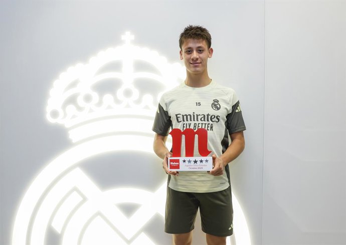 El jugador del Real Madrid Arda Güler, con el trofeo 'Jugador Cinco Estrellas' de Mahou.