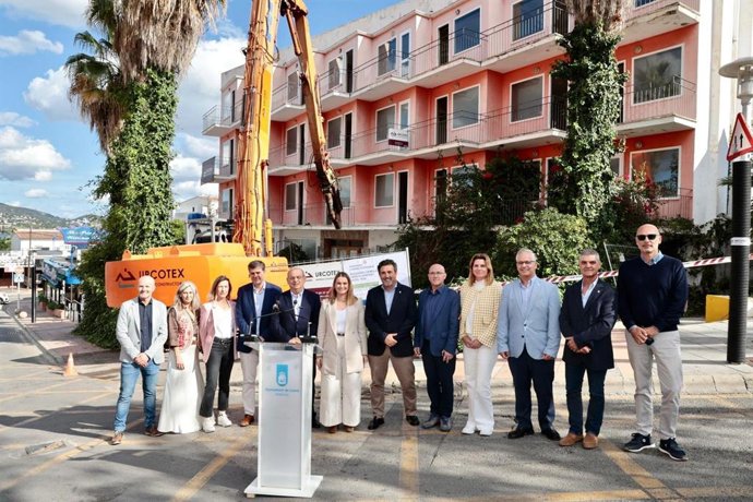 Imagen de grupo de las autoridades en el inicio de la demolición del Hostal Colón de Peguera y del Hotel Teix de Magaluf.