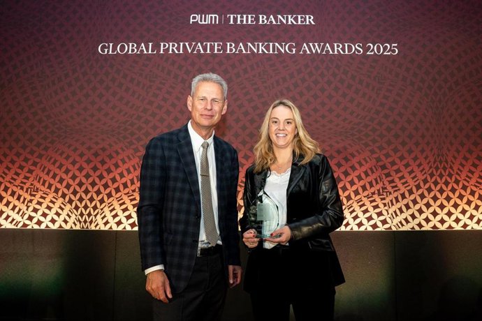 Yuri Bender y Laia Grau con el premio otorgado a Creand Crèdit Andorrà