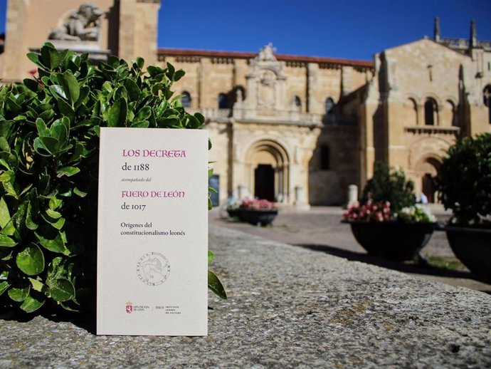 Libro 'Los Decreta de 1188, acompañado del Fuero de León de 1017. Orígenes del constitucionalismo leonés', publicado por el ILC.