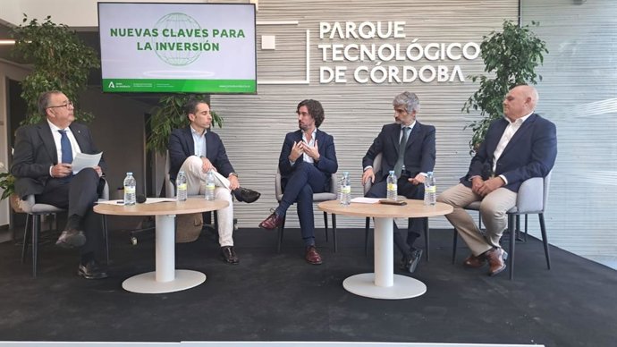 Javier González (centro), durante su participación en el Parque Tecnológico de Córdoba en la jornada 'Nuevas claves en la inversión de startups'.