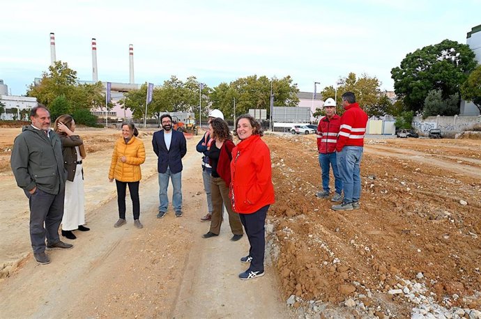 La delegada de Vivienda y Urbanismo en el Ayuntamiento de Jerez de la Frontera (Cádiz), Belén de la Cuadra, en una visita a las obras de urbanización de un suelo residencial en el entorno de la Fábrica de Botellas