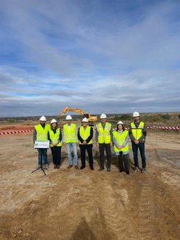 Fancisco Acosta (3º dcha.), en el acto de colocación de la primera piedra de la EDAR de Fuente La Lancha.