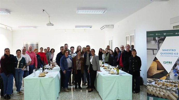 Bosquet (dcha., en el gupo central), en la clausura en Hinojosa del Duque la primera edición del curso 'Maestro Quesero 4.0'.