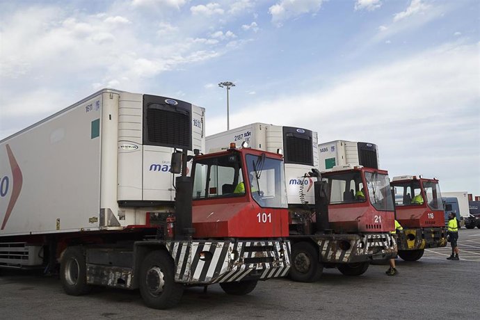 Camiones de mercancias en el Puerto de Cádiz