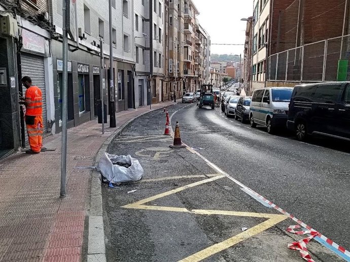 Trabajos de asfaltado en una calle de Barakaldo