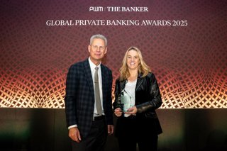 Yuri Bender i Laia Grau amb el premi atorgat a Creand Crèdit Andorrà