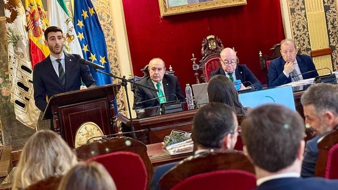 El teniente de alcalde delegado de Hacienda, José Manuel Fernández Hurtado, fue el encargado de defender el documento económico durante la sesión extraordinaria, destacando que se trata de “unos presupuestos rigurosos, transparentes y con total garantía"