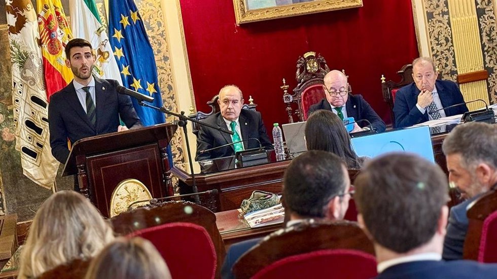 El teniente de alcalde delegado de Hacienda, José Manuel Fernández Hurtado, fue el encargado de defender el documento económico durante la sesión extraordinaria, destacando que se trata de unos presupuestos rigurosos, transparentes y con total garantía"
