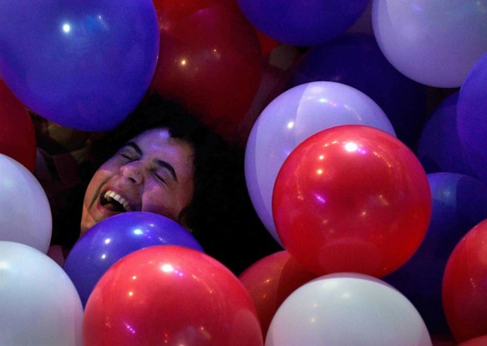 Archivo - August 23, 2024, Chicago, Illinois, U.S.: DNC 2024: Day 4:  Supporters play in balloons at end of night after Vice President Kamala Harris accepts the nomination for President at the Democratic National convention at the United Center in Chicago