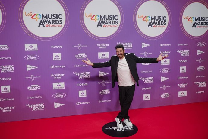El locutor Tony Aguilar durante el photocall previo a la entrega de Los40 Music Awards Santander 2025, en el Roig Arena, a 7 de noviembre de 2025, en València. 