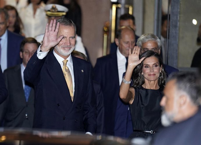 Archivo - Don Felipe IV y Doña Letízia abanonan el Teatro Real desopués de ver la ópera “Medea”, de Luigi Cherubini, a 19 de septiembre de 2023, en Madrid (España)