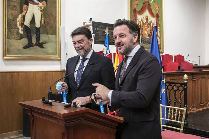 Los alcaldes de Alicante y Elche, Luis Barcala (i) y Pablo Ruz (d), respectivamente, en el consistorio ilicitano
