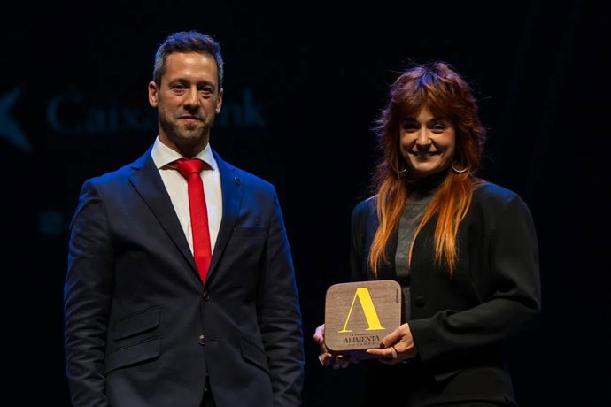 Eder Mena, de Eroski, entregó el galardón a Nahiara Juanena, de Otazu.