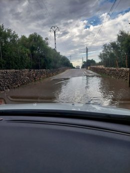 Tramo de la cuesta de Can Domingo con una zona anegada por las lluvias.