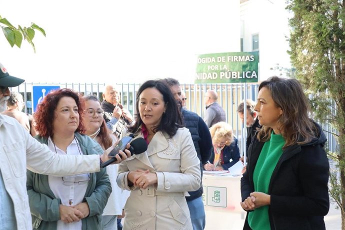 Rafi Crespín (centro), entre Alicia Moya e Isabel Ambrosio, defiende la recogida de firmas por la sanidad pública.