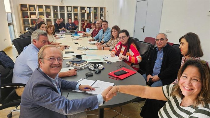 Reunión entre la empresa de Saneamientos de Córdoba (Sadeco) y su comité de empresa para el acuerdo definitivo de nuevo convenio colectivo, que regulará las condiciones laborales de la plantilla hasta 2027.