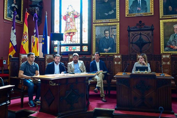 El regidor de Cultura, Turismo y Deportes del Ayuntamiento de Palma, Javier Bonet, comparece para dar cuenta de los presupuestos de su departamento.