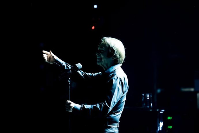 Archivo - El cantante Raphael durante un concierto de su gira ‘Raphaelísimo’.
