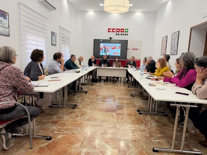Un momento de la reunión entre las direcciones provinciales de IU y CCOO Córdoba, en la sede del sindicato.