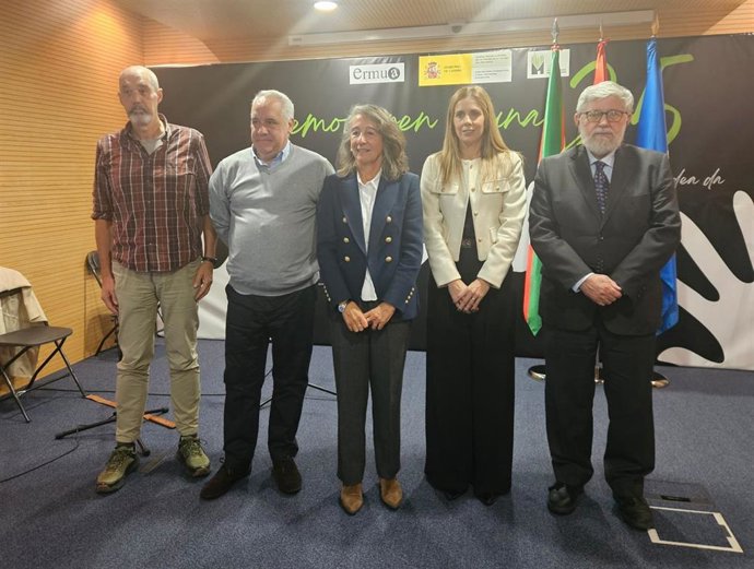 Marisol Garmendia con Beatriz Gámiz, Florencio Domínguez, Imanol Zubero e Iñaki Vélez en el acto de conmemoración del Día de la Memoria en Ermua (Bizkaia)