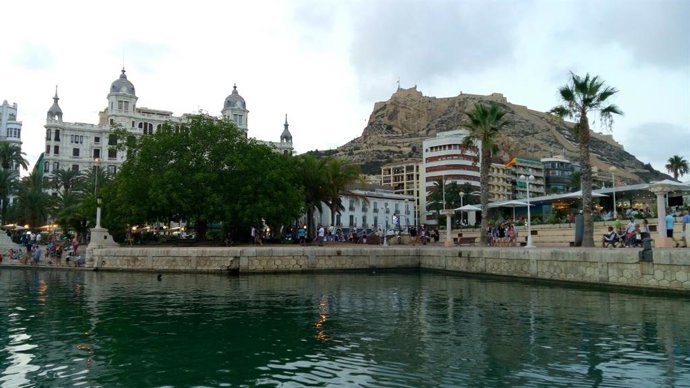 Archivo - Vista del Castillo de Santa Bárbara desde el puerto de Alicante