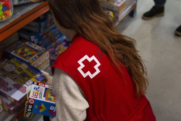 Una voluntaria de Cruz Roja organizando juguetes.