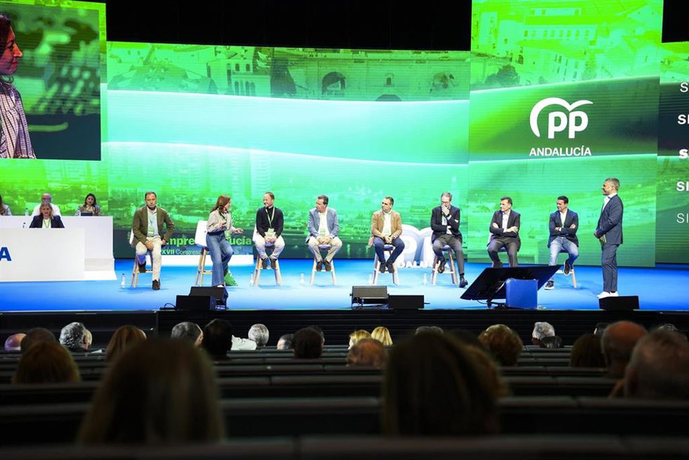 Mesa de los secretario generales de las provincias de Andalucía durante el comienzo del XVII Congreso delPPAndaluz. A 7 de noviembre de 2025 en Sevilla, Andalucía (España).  El Palacio de Exposiciones y Congresos de Sevilla (Fibes) acoge la inauguraci