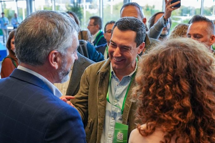 El presidente del PP-A y de la Junta, Juanma Moreno, conversa con los secretarios generales de CCOO-A y UGT-A, Oskar Martín y Nuria López, a su llegada al 17 Congreso regional del PP-A, que se celebra este fin de semana en Sevilla