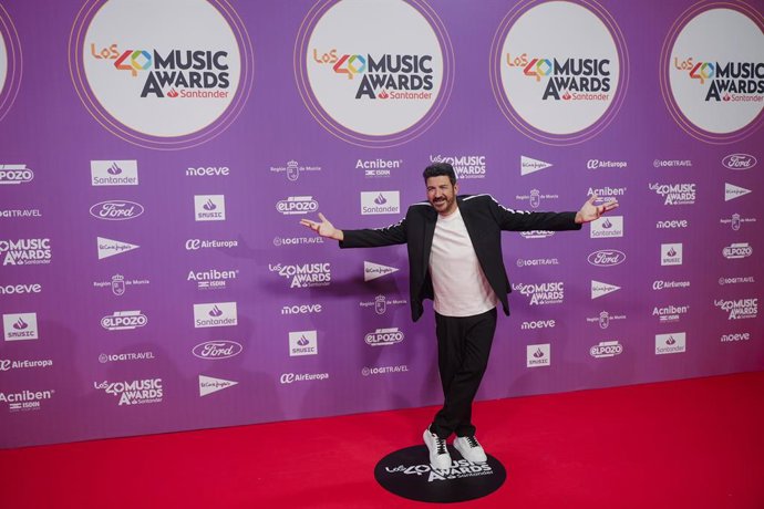El locutor Tony Aguilar durant el photocall previ al lliurament de LOS40 Music Awards Santander 2025, en el Roig Arena, a 7 de novembre del 2025, a València. 