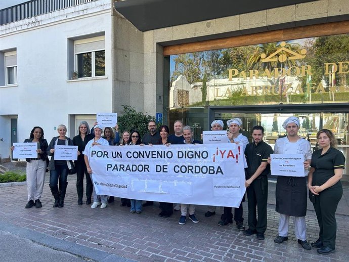 Trabajadores del Parador de la Arruzafa de Córdoba concentrados a las puertas del mismo.
