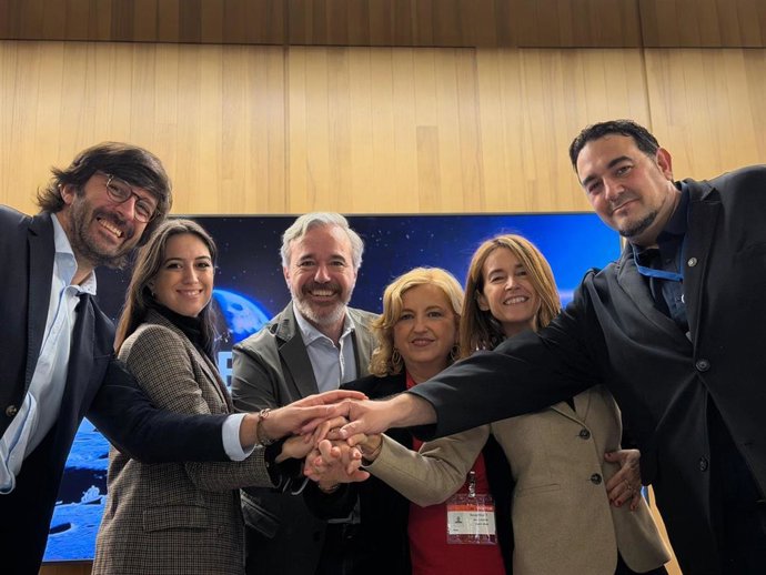 David Blazquez y Paula Bueno (AWS), el presidente Azcón, la rectora de la Universidad de Zaragoza, Rosa Bolea y el vicerrector de Estrategia Digital e Inteligencia Artificial, Javier Fabra.