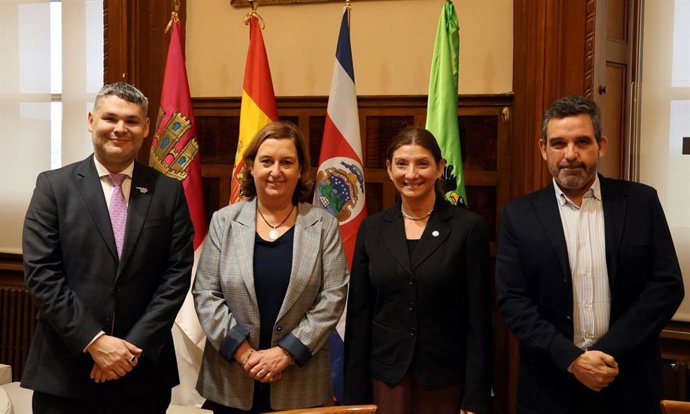 La presidenta de la Diputación de Toledo, Concepción Cedillo, y el vicepresidente, Joaquín Romera, han recibido hoy en la sede de la institución provincial a una delegación de Costa Rica.