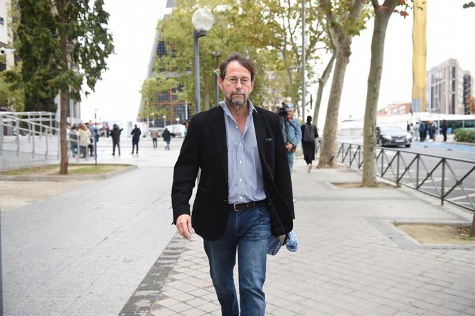 El fiscal José Grinda a la salida de los Juzgados de Plaza de Castilla, a 5 de noviembre de 2025, en Madrid (España). 