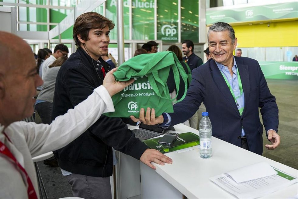 El consejero de Sanidad, Presidencia y Emergencias de la Junta de Andalucía, Antonio Sanz, durante el comienzo del XVII Congreso delPPAndaluz. A 7 de noviembre de 2025 en Sevilla, Andalucía (España).  El Palacio de Exposiciones y Congresos de Sevilla 