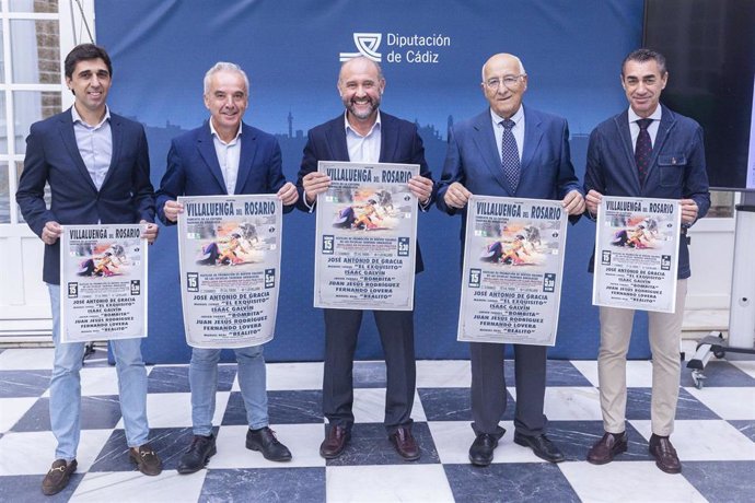 El vicepresidente primero de la Diputación de Cádiz, Juancho Ortiz, y el alcalde de Villaluenga, Alfonso Moscoso, en la presentación de unas novilladas
