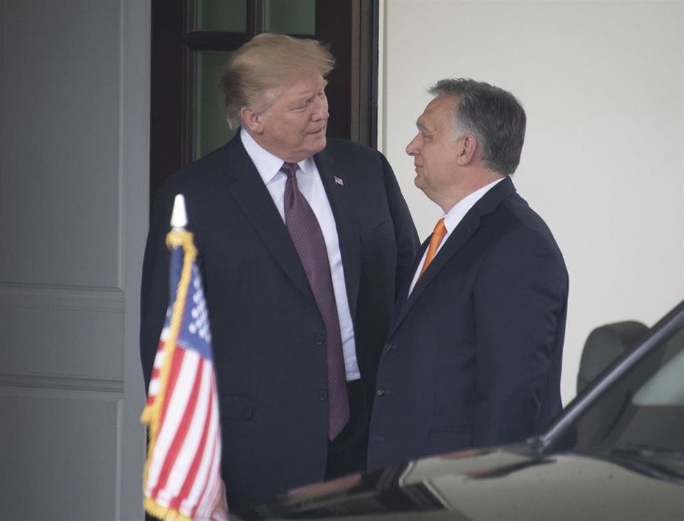 Archivo - Donald Trump saluda a Viktor Orbán antes de una reunión en la Casa Blanca en 2019 (imagen de archivo) 