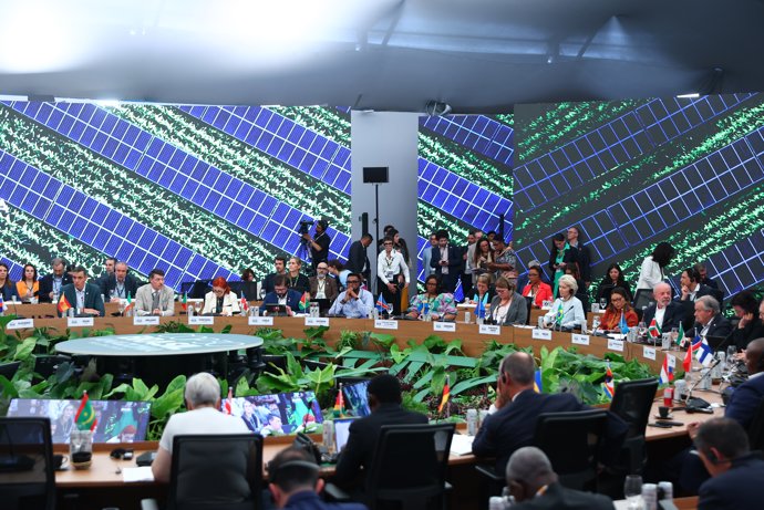 El presidente del Gobierno, Pedro Sánchez (i), asiste a la 30 Conferencia de las Naciones Unidas sobre el Cambio Climático de 2025 (COP30) en Belém, a 7 de noviembre de 2025, en Belém, Pará (Brasil).