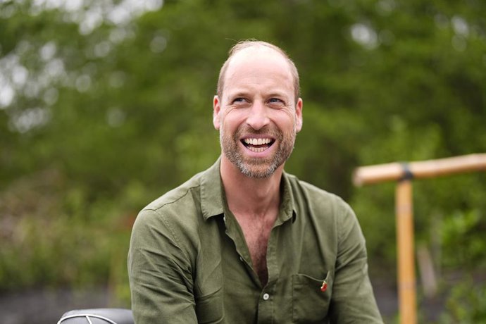 04 November 2025, Brazil, Guanabara Bay: William, Prince of Wales, reacts on a boat during a tour of the Guapimirim mangrove area in Guanabara Bay, which is managed by the Chico Mendes Institute for Biodiversity Conservation (ICMBio), to learn about the r