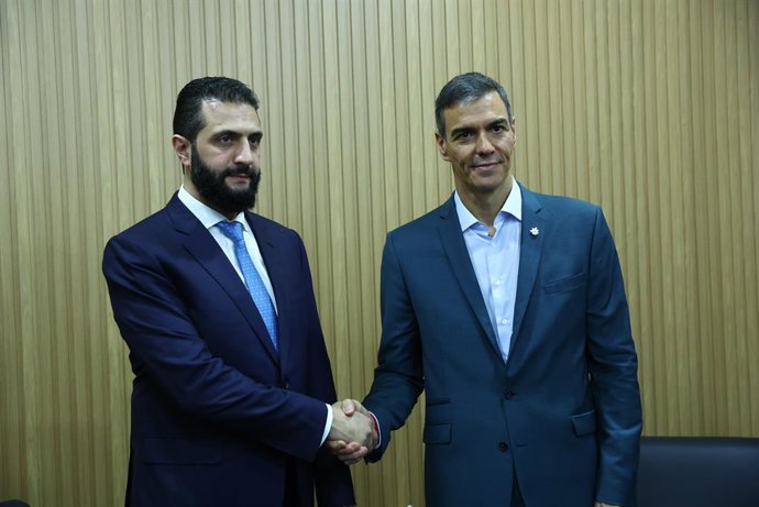 O Presidente do Governo, Pedro Sánchez, se reúne com o Presidente da Síria, Ahmed al Shara, às margens da COP30 em Belém (Brasil).