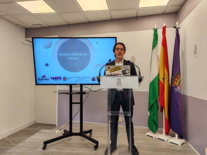 El concejal de Imefe y Empleo, Luis García Millán, presenta los nuevos itinerarios del programa Atenea.