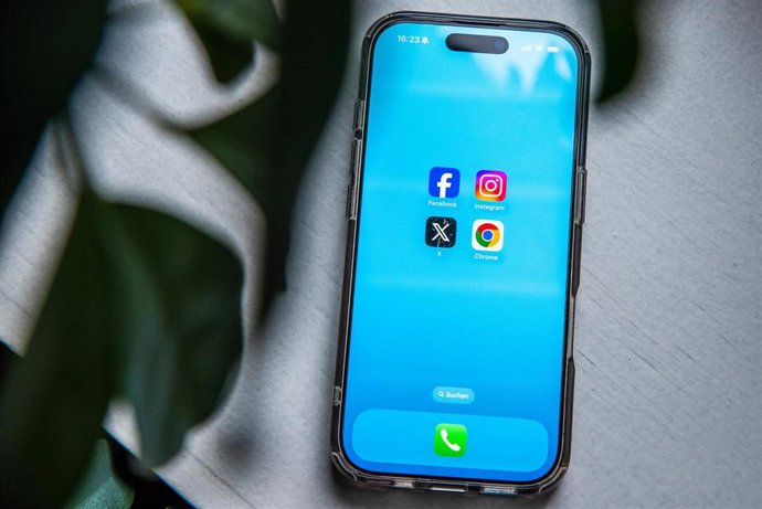 Archivo - Logos de varias redes sociales en la pantalla de un teléfono móvil