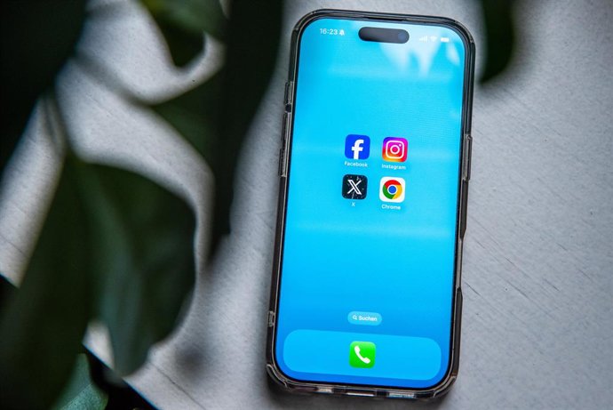 Archivo - 29 July 2025, Belgium, Brussels: The logos of Facebook, Instagram, X (formerly Twitter) and Google Chrome can be seen on the screen of a smartphone. The European Union is making large online platforms and browser providers more accountable with 
