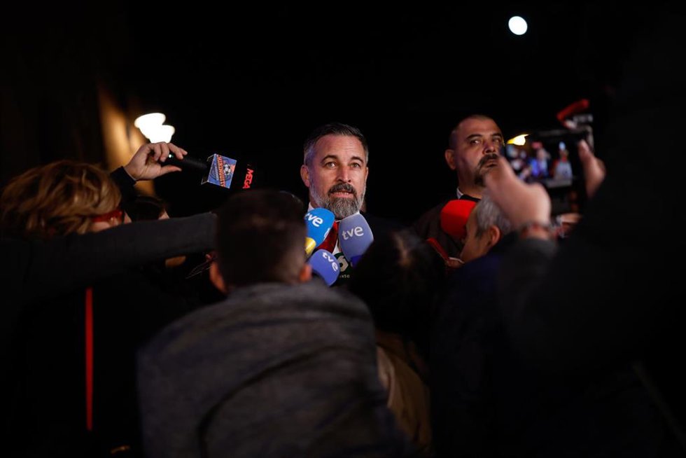 El presidente de Vox, Santiago Abascal, atiende a los medios de comunicación a su llegada a la celebración del 10 aniversario de OKDIARIO, en la plaza de toros de Las Ventas, a 6 de noviembre de 2025, en Madrid (España). 