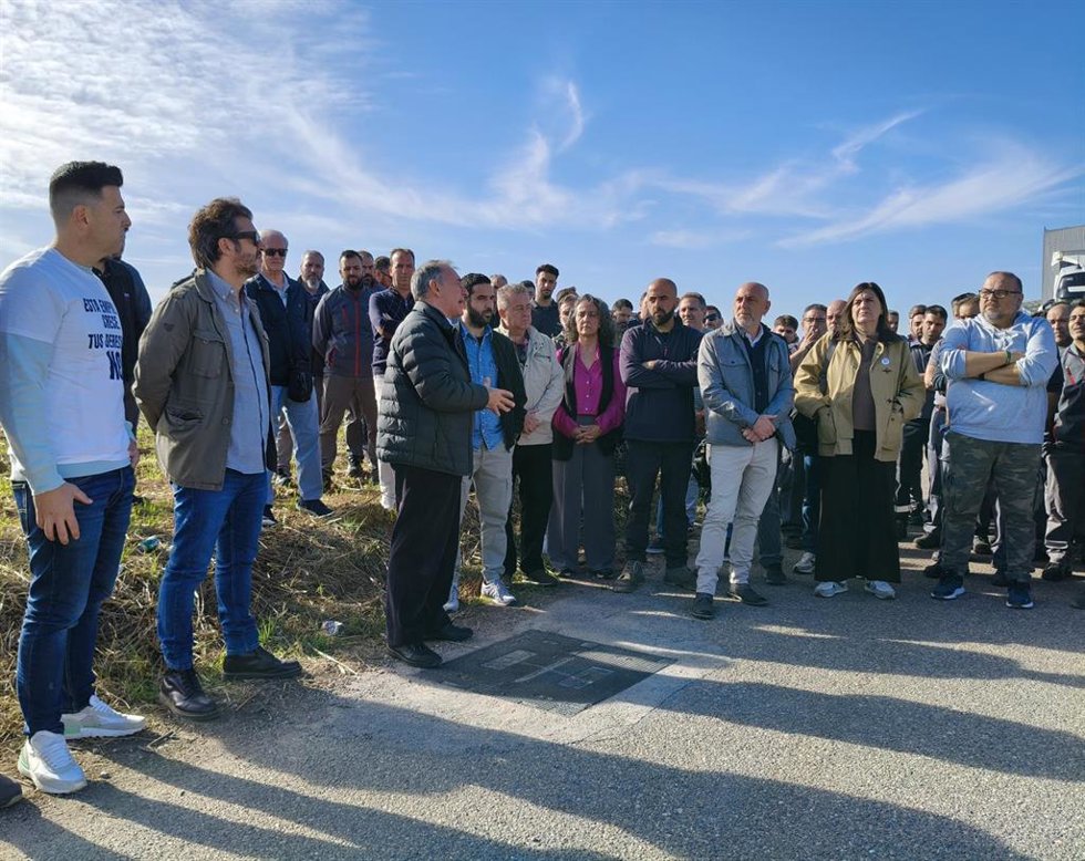 Enrique Santiago (3 izda.), contemplado por Ernesto Alba (3 dcha.), se dirige a los trabajadores de Hitachi Energy concentrados ante la factoría cordobesa.