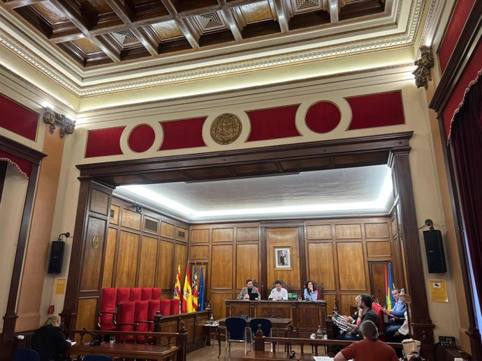 Salón de plenos del Ayuntamiento de Alcoi después de que PP y Vox hayan abandonado la sesión