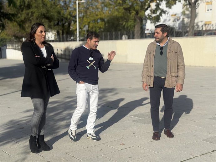 Visita de cargos de Vox al barrio de Electromecánicas.