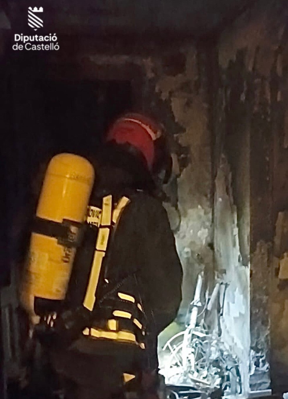 Rescatadas cinco personas y dos perros por el incendio de una vivienda en Vinars