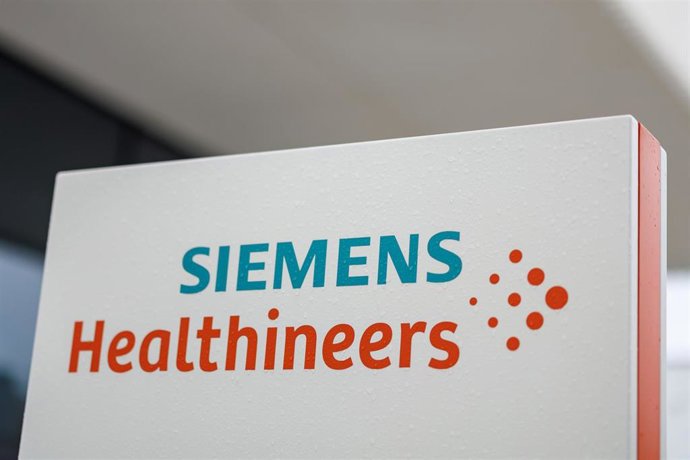 Archivo - Logo de Siemens Healthineers frente a una de sus oficinas.